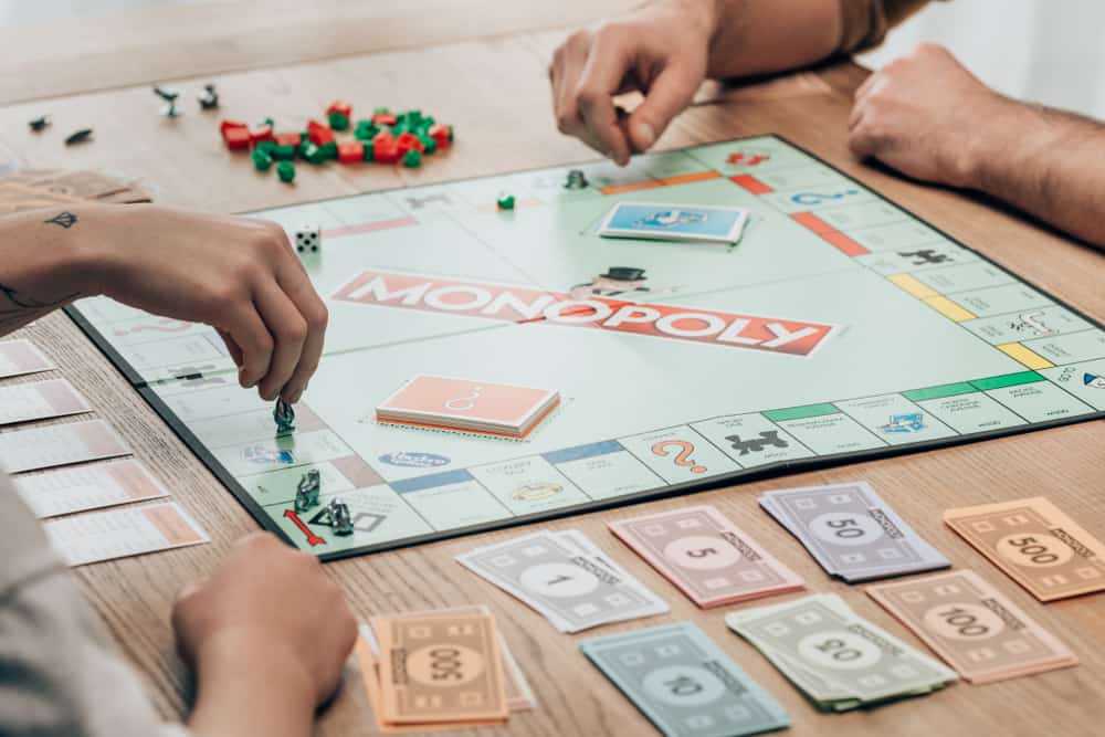 How Many People Can Play Monopoly? (Online/Offline)